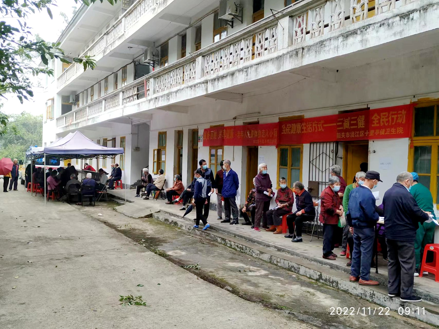 堅(jiān)守為民初心踐行為民使命——二〇二隊(duì)黨委開展老年人免費(fèi)健康體檢活動(dòng)_副本.jpg