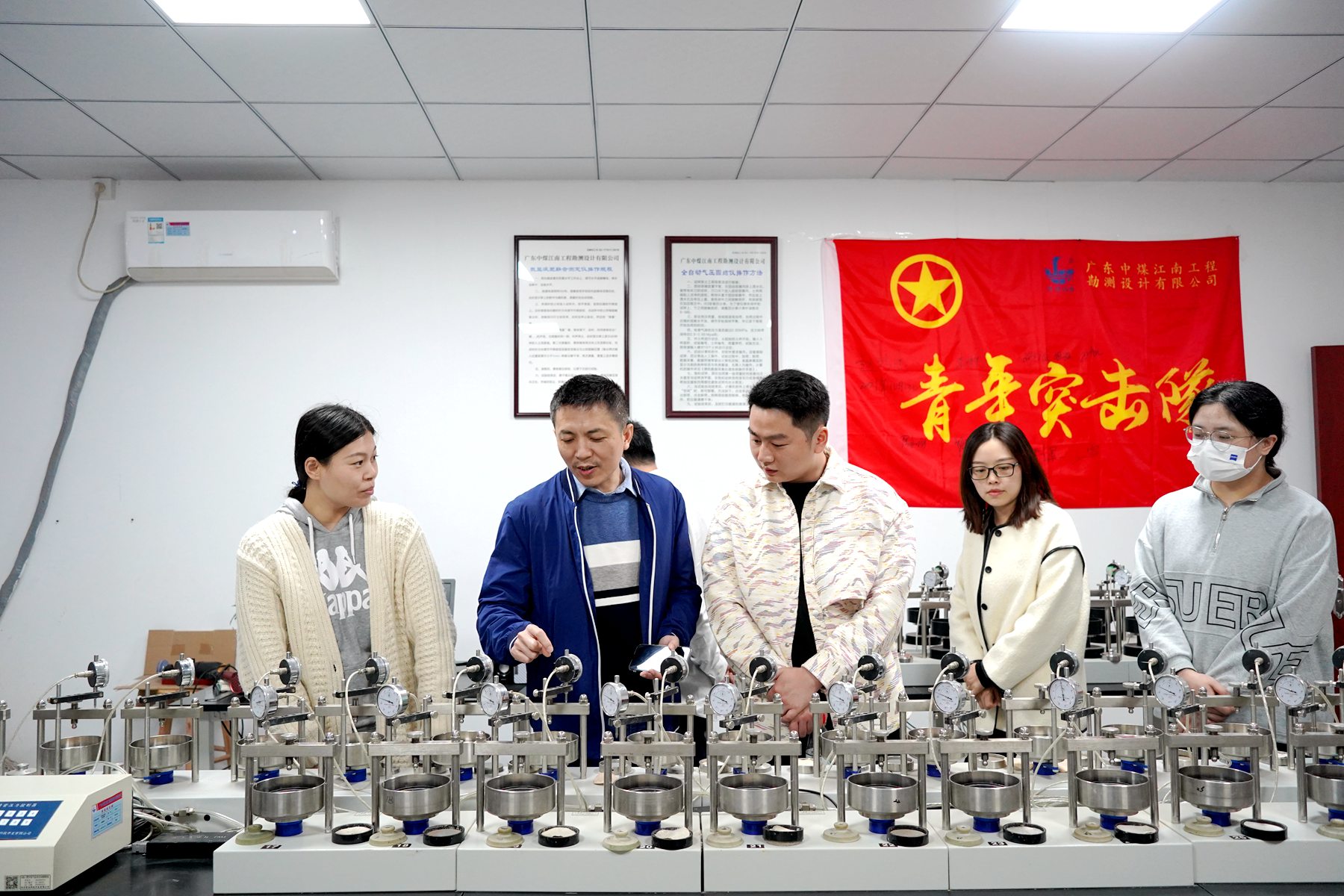中交四航院巖土測試中心黃雄一行到勘測公司學(xué)習(xí)交流1.JPG