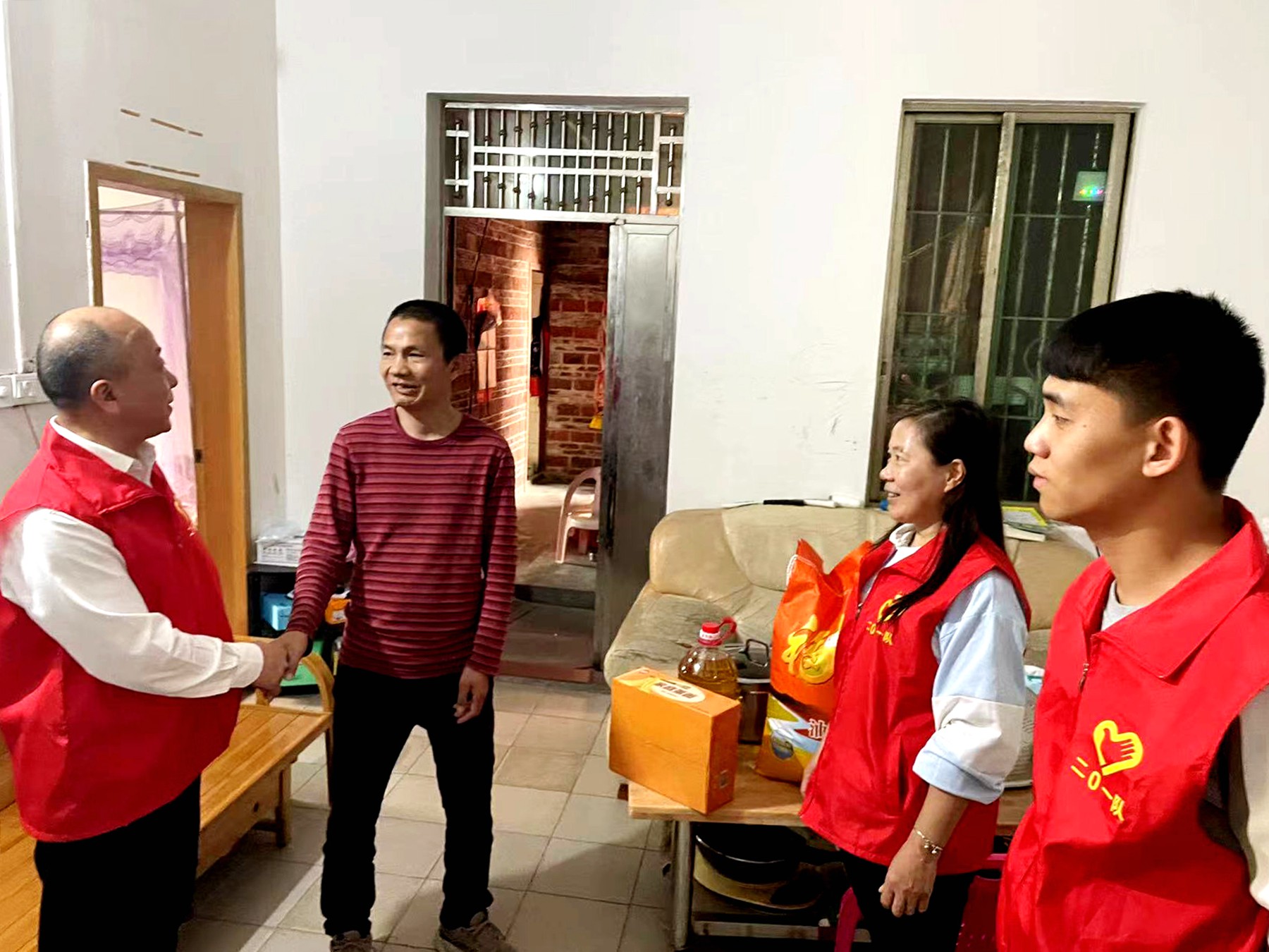 二0一隊志愿服務有方向，精準發力效果強慰問低保戶1.jpg