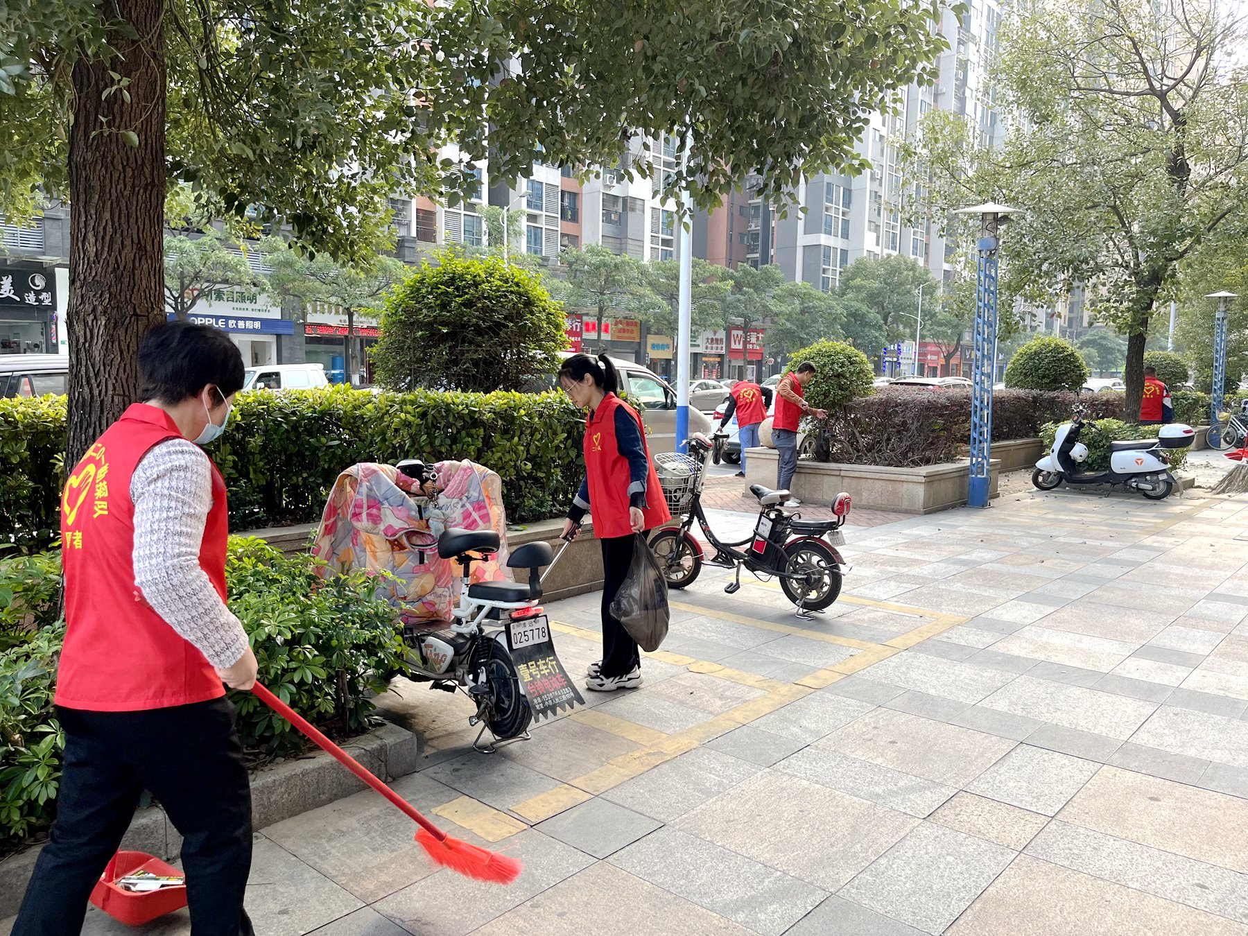 二0一隊志愿服務有方向，精準發力效果強五洲世紀城清潔志愿.JPG