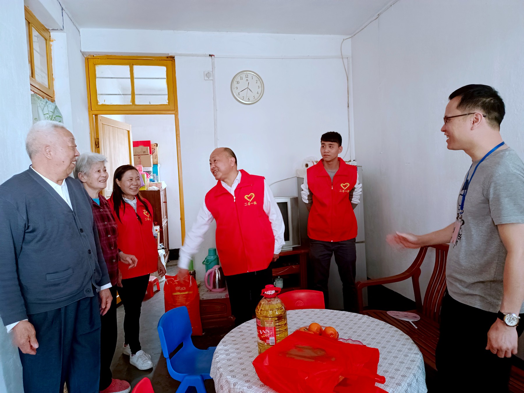 二0一隊志愿服務有方向，精準發力效果強慰問低保戶.jpg