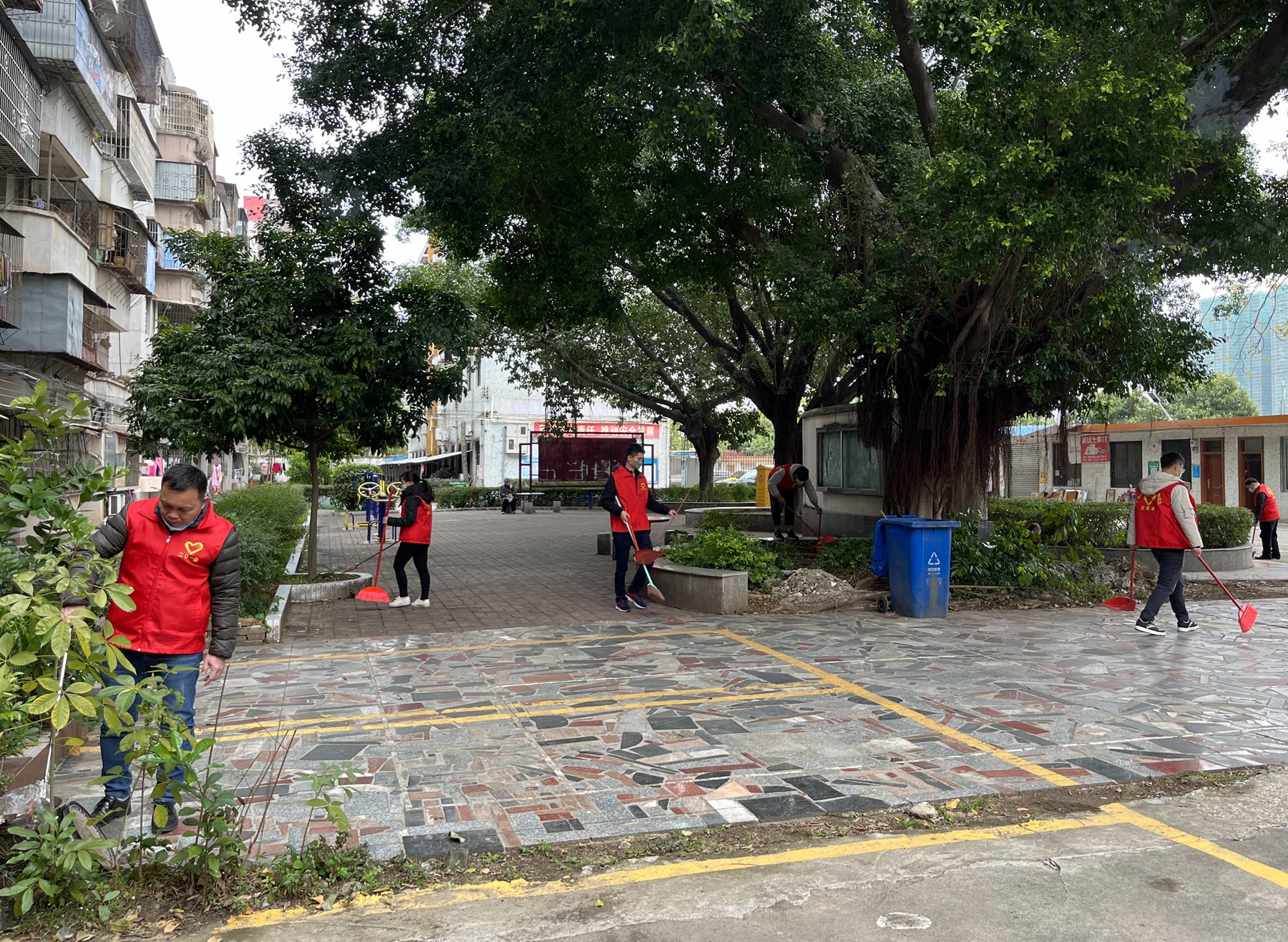二0一隊志愿服務有方向，精準發力效果強隊部小區清潔家園.jpg