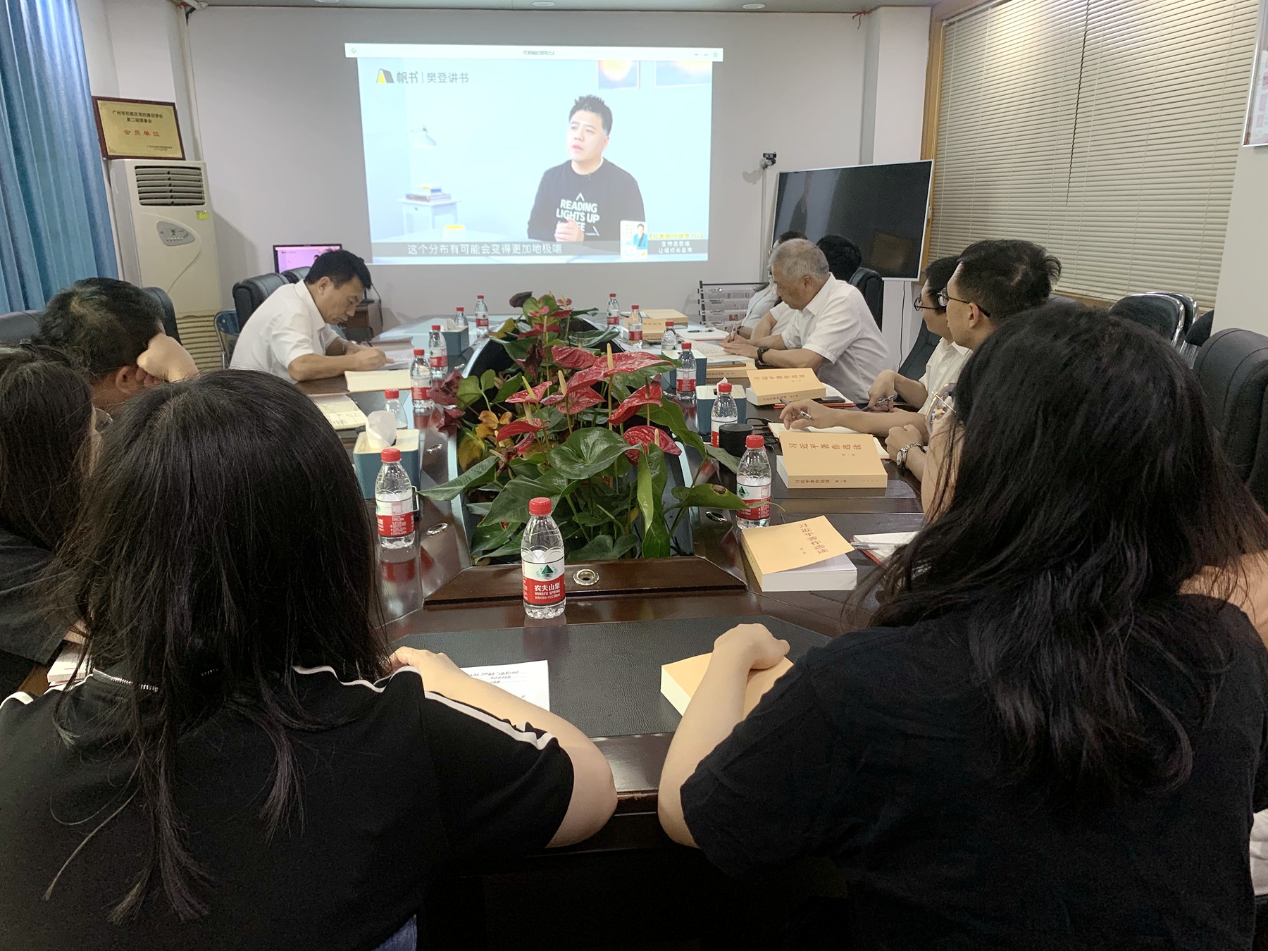 增強素質(zhì) 爭做表率——二〇二隊工會組織開展讀書會2.jpg
