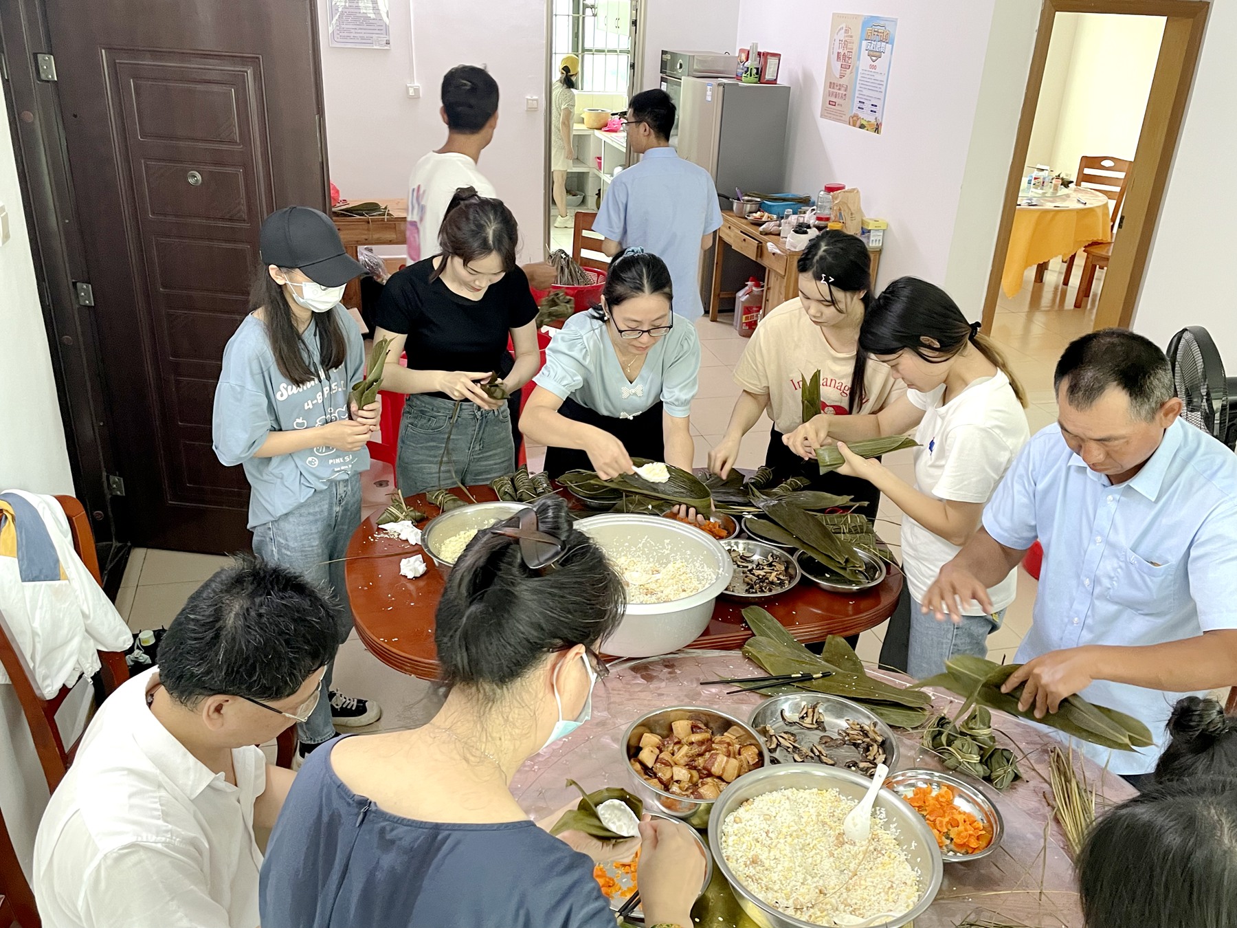 傳承端午文化 弘揚愛國精神——二〇二隊工會開展端午節(jié)包粽子競賽活動2_副本.jpg