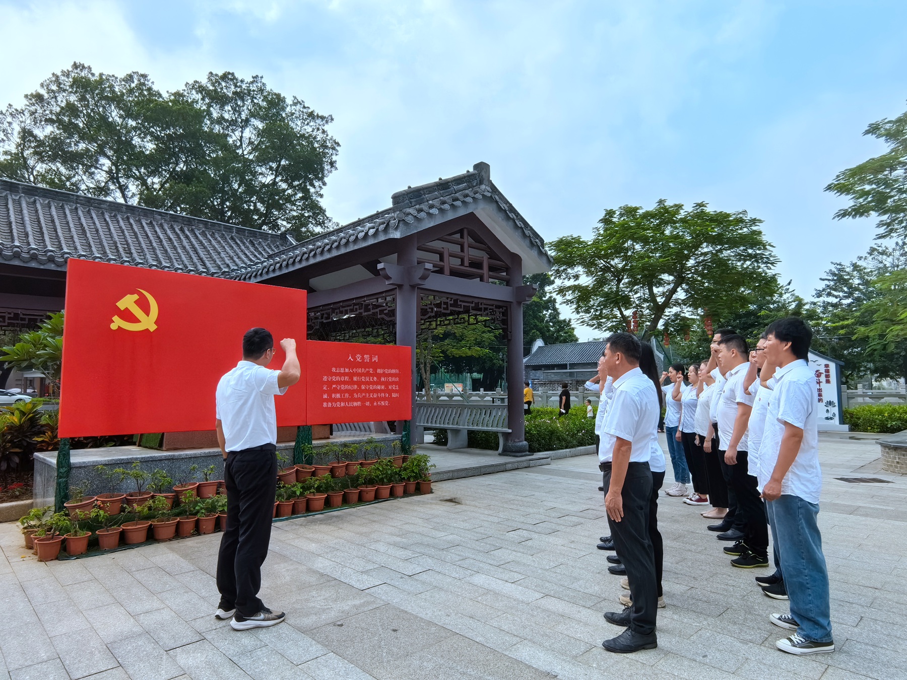 佛山分公司黨支部開(kāi)展“不忘初心牢記使命·賡續(xù)偉大紅色精神”主題黨日活動(dòng)2.jpg