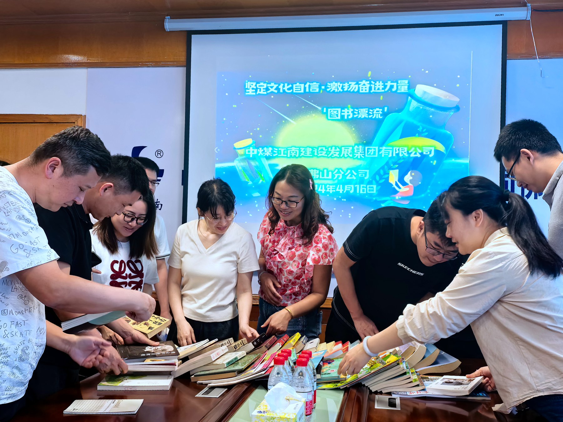 佛山分公司開展“堅(jiān)定文化自信·激揚(yáng)奮進(jìn)力量—‘圖書漂流’”活動(dòng)2.jpg