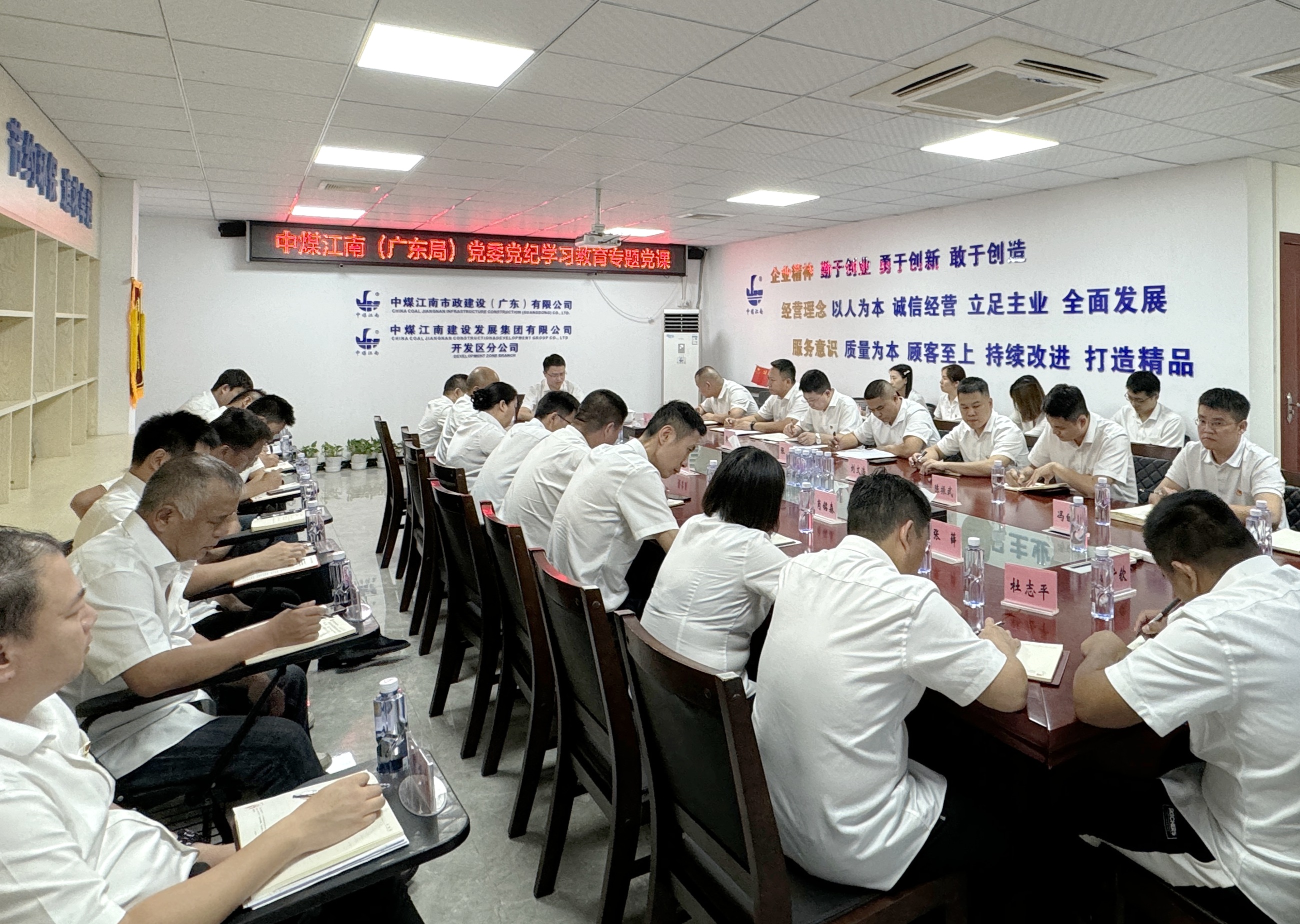 夏闖到基層聯(lián)系單位講授黨紀學(xué)習(xí)教育專題黨課并開展工作指導(dǎo)2.jpg