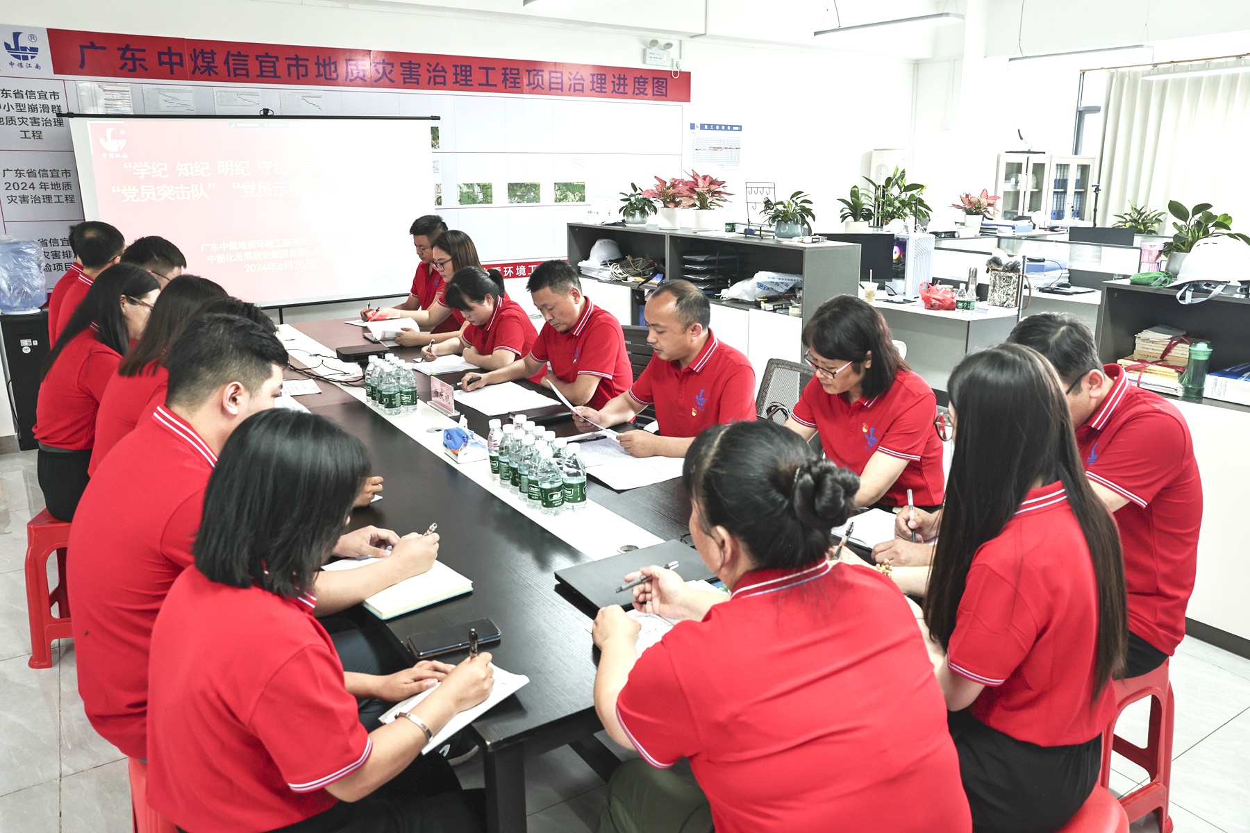 圖片2：地環公司黨支部成立信宜市地質災害治理項目“黨員突擊隊”。圖為在信宜項目一線舉行授旗授牌儀式.jpg