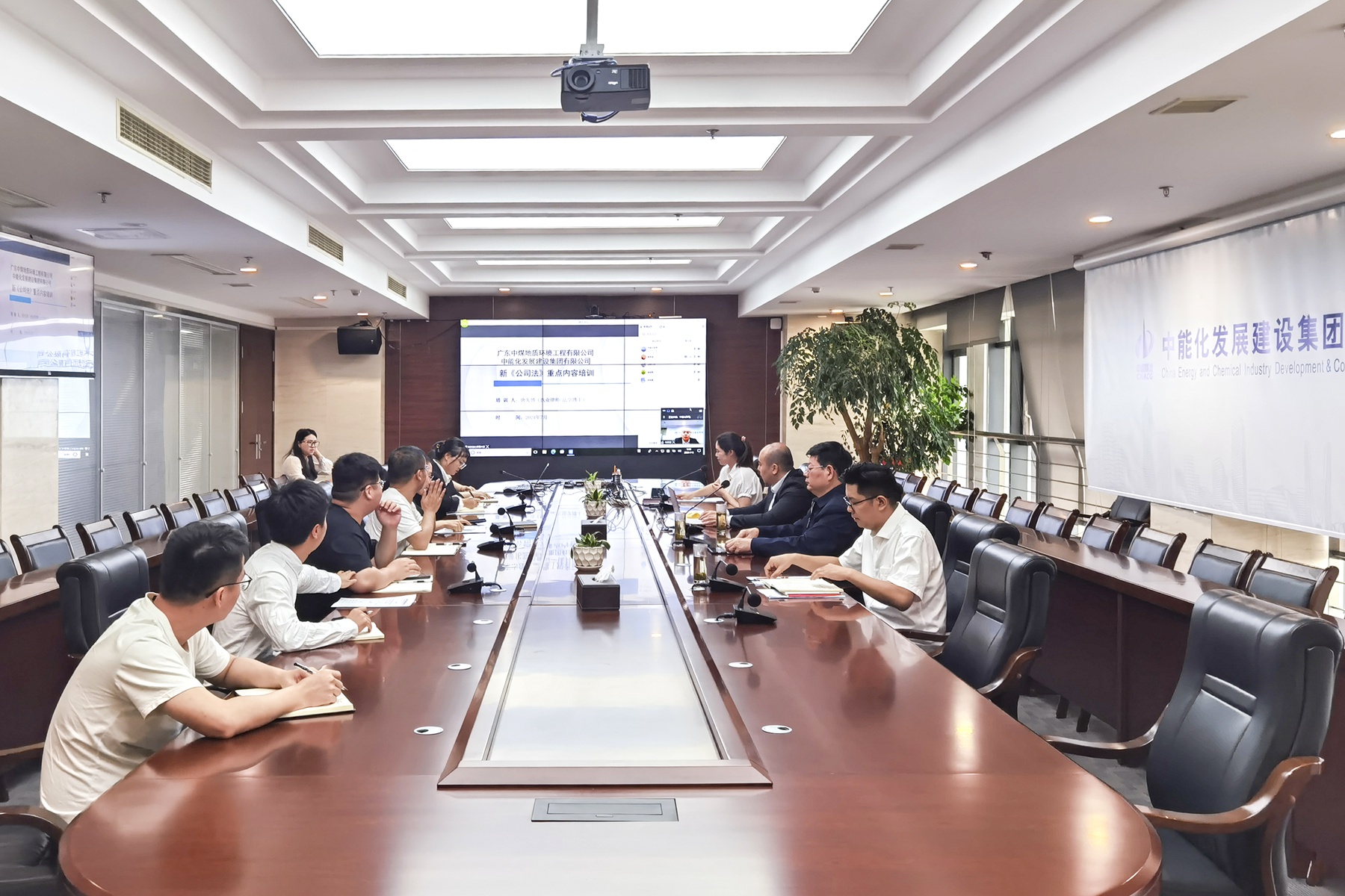 圖片1：近日，地環(huán)公司組織開展新《公司法》專題培訓(xùn)。圖為法學(xué)專家在中能化發(fā)展會(huì)場作新《公司法》專題輔導(dǎo)解讀.jpg