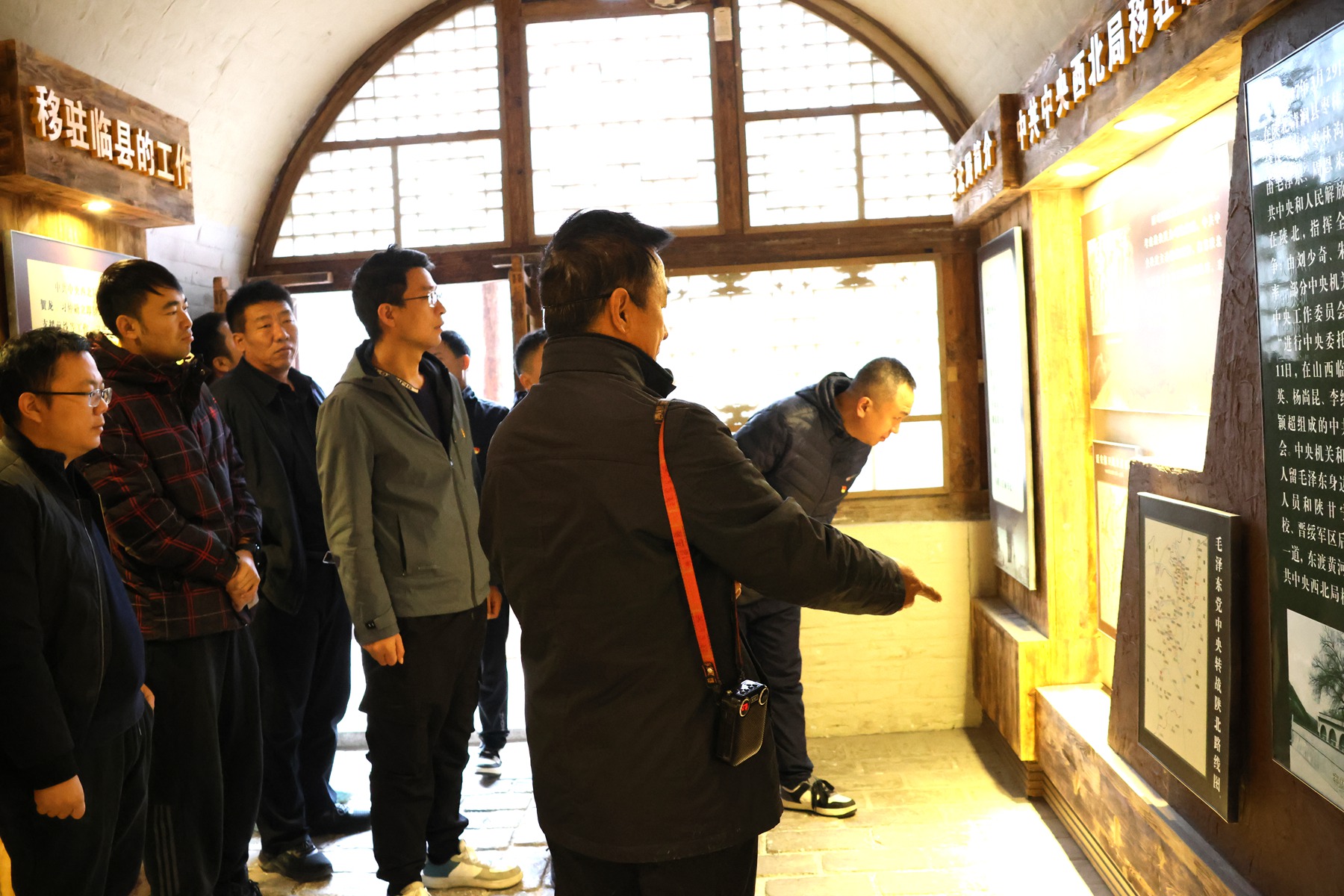 神府區塊新能源鉆井項目部臨時黨支部開展聯學聯建主題活動2.JPG