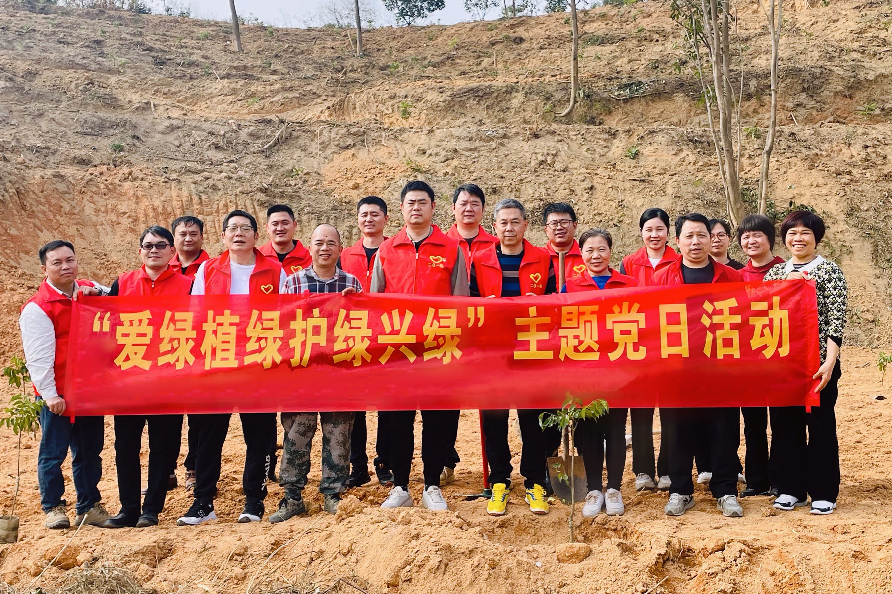 二0一隊黨委與飛來峽鎮清華社區黨總支開展聯建共建活動合照.jpg