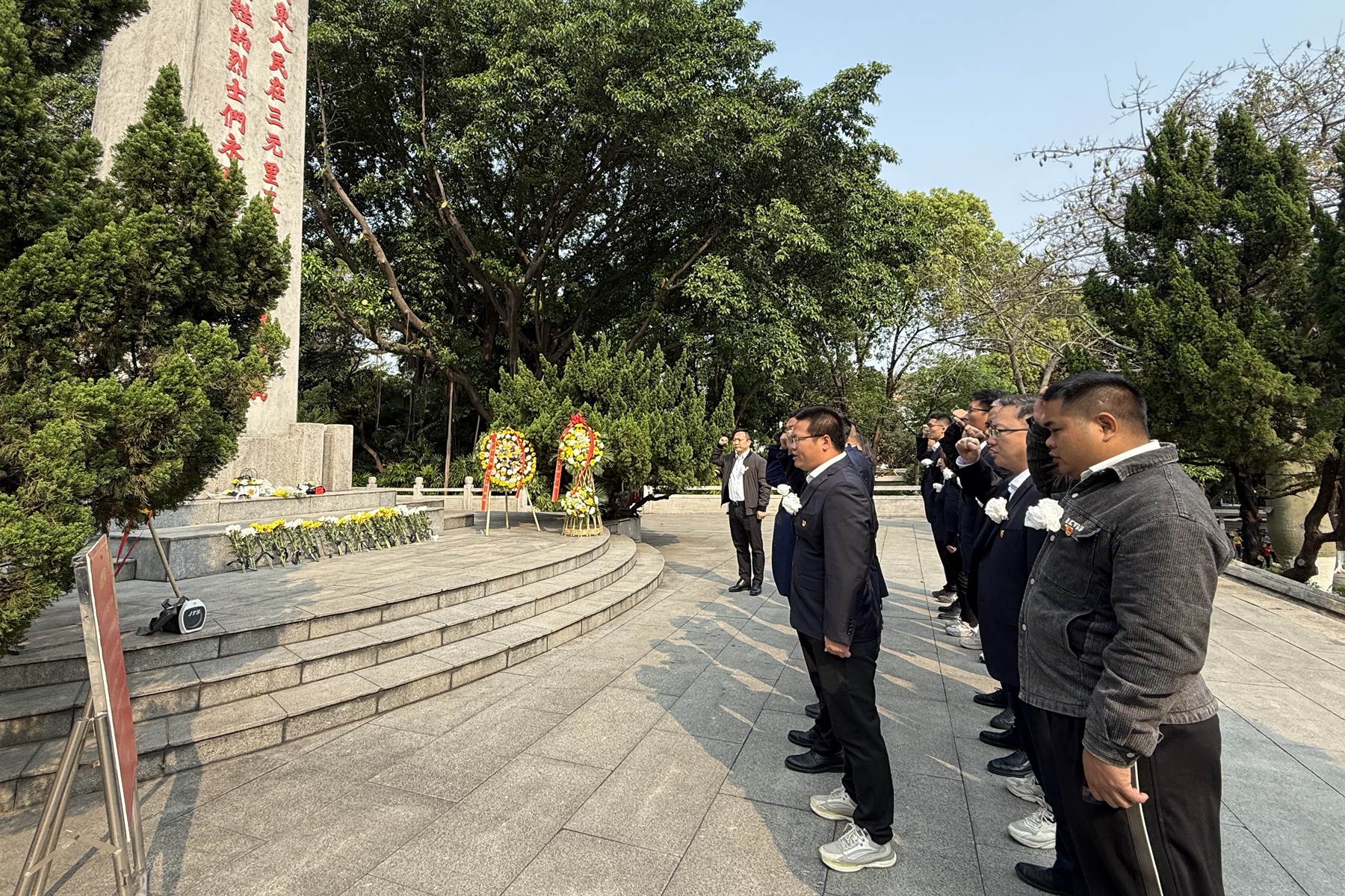 開發區分公司（市政公司）黨支部開展“祭英烈 強黨性 建新功”主題黨日活動重溫入黨誓詞.jpg