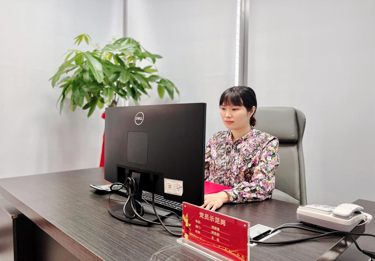 【身邊的榜樣】平凡崗位求卓越  財務管理譜華章——記集團公司（局）“五一勞動獎章”獲得者饒慧瑜